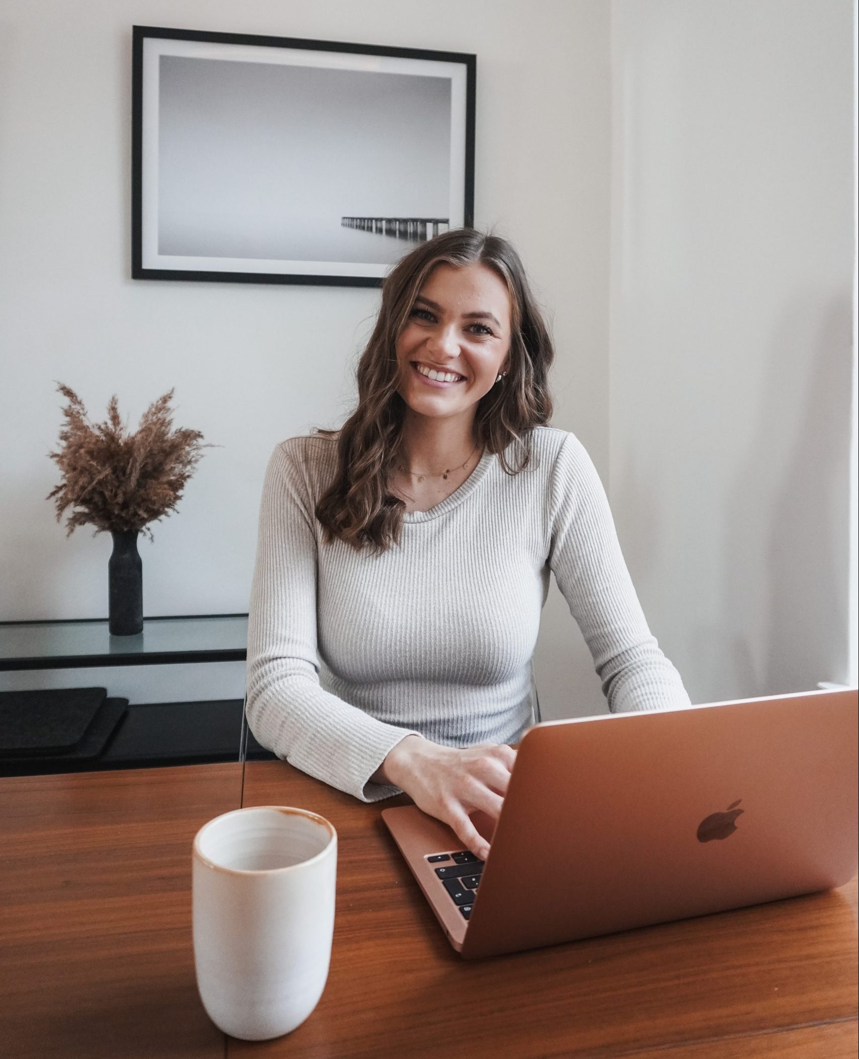 Ansicht von vorne von mir, Lisa-Marie, in einem Beratungsgespräch.