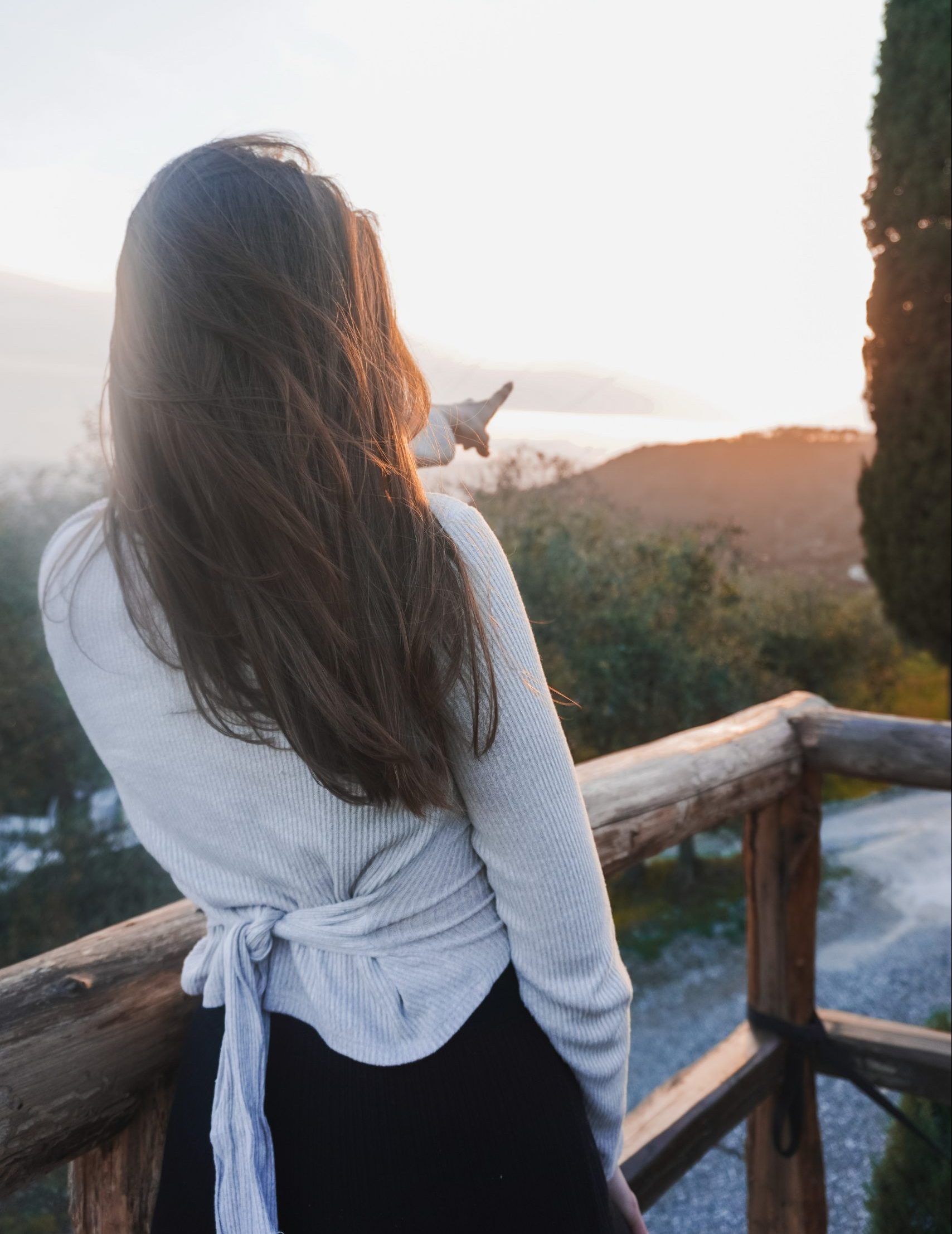 Ansicht von hinten, wie ich, Lisa-Marie, in die ferne Zeige als Sinnbild dafür, dass ich dir dabei helfen kann, den Weg zu deiner ganzheitlichen Gesundheit zu finden - mit Hilfe von Ayurveda Beratungen.