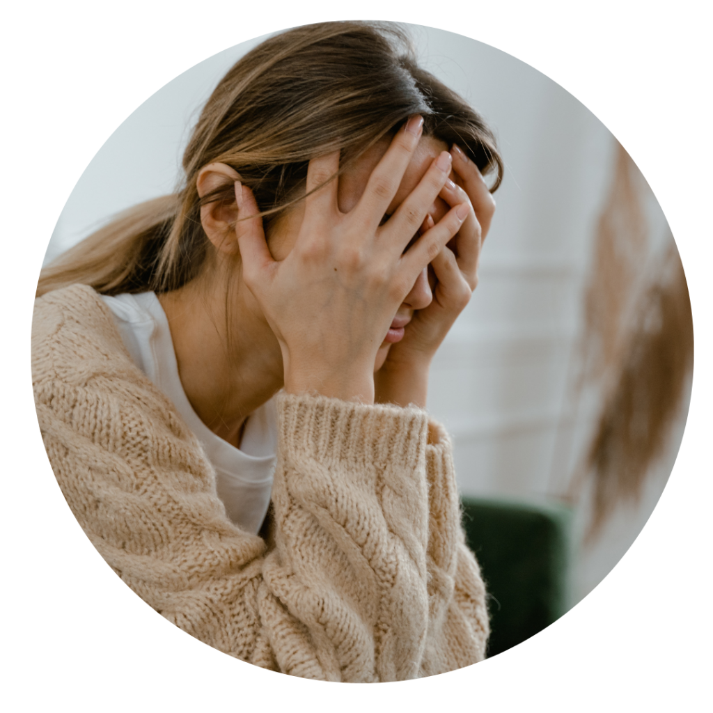 Frau hält sich verzweifelt am Kopf als Sinnbild für Stress welcher mit Hilfe von Ayurveda Beratungen behandelt werden kann.