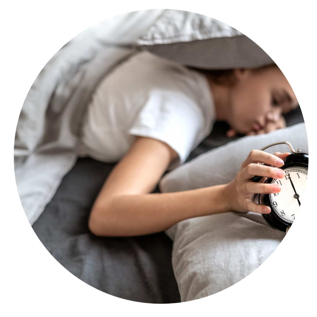 Frau liegt im Bett neben Wecker als Sinnbild für Schlafprobleme welche mit Hilfe von Ayurveda Beratungen behandelt werden kann.