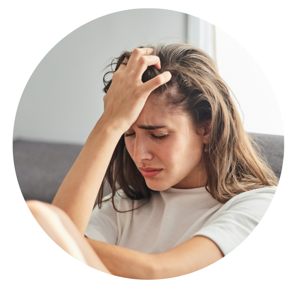 Verzweifelte Frau als Sinnbild für Panik und Ängste welche mit Hilfe von Ayurveda Beratungen behandelt werden können.